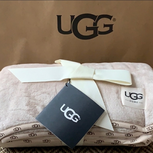 UGG Other - Ugg duffield throw with ugg word border